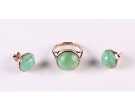 A 9ct gold jade / hardstone cabochon ring; together with a matching set of 9ct gold and jade / hardstone stud earrings.