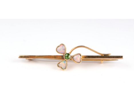 A gold opal and peridot cloverleaf bar brooch (marks rubbed) 1.6g
