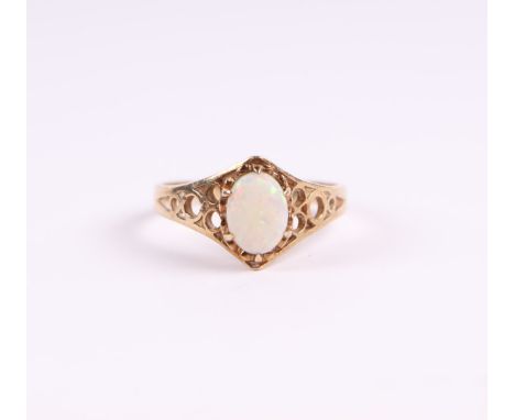 A 9ct gold opal ring, approx UK size 'O', 2.1g.