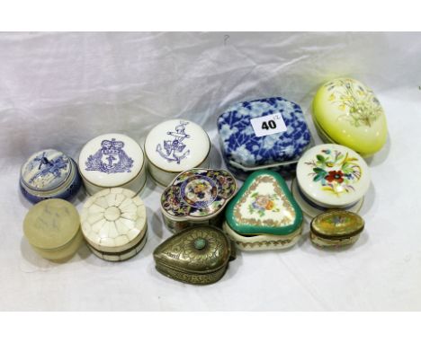 Twelve various trinket / snuff and paste boxes, various shapes, sizes and material.