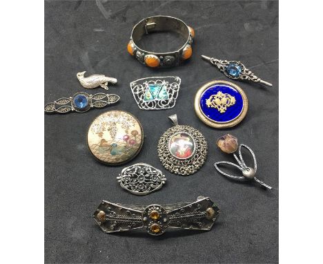 Collection of vintage /Antique  Jewellery ,includes silver & Enamel Brooch bracelets brooches,  etc