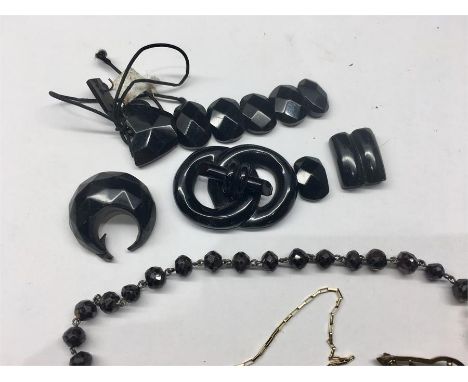 Box of Antique & Later Jewellery includes 15ct gold clasp Garnet Necklace 9ct gold chain and brooch weight 3.6g gold pearl ea