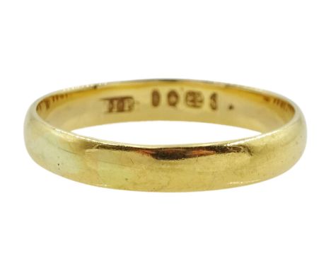 22ct gold wedding band, hallmarkedCondition Report:Approx 3gm, size O-P, band depth = 3mm