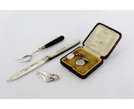 A mixed lot to include a Birmingham silver thistle engraved brooch, pair of white metal cufflinks, Victorian Sheffield silver