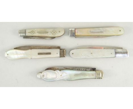 COLLECTION OF FIVE SILVER BLADED MOTHER-OF-PEARL HANDLED FRUIT KNIVES to include Birmingham 1922 (Villiers &amp; Jackson), Sh