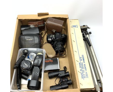 A selection of cameras and accessories, to include Kodak Retina, G B Bell &amp; Howell 8mm, Kodak Instamatic 233-X, Minolta D