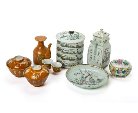 A GROUP OF CHINESE PORCELAIN ITEMS
Comprising: a famille rose coral ground wine pot and two small cups; two coral ground bowl