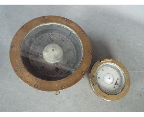 A World War Two (WW2 / WWII) military issue Medium Landing Compass, numbered 653KHI/53 and marked with broad arrow and a bras