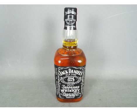 Jack Daniels - A 70cl bottle of Old No.7 Brand sour mash whiskey, 40% ABV, level mid neck, likely a 1980's bottling.