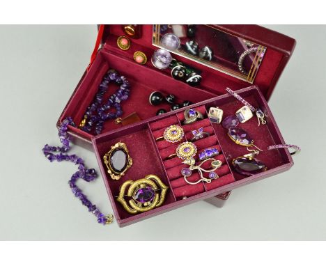 A SMALL JEWELLERY BOX OF JEWELLERY to include loose spherical banded agate beads, a polished amethyst piece necklace, two lat