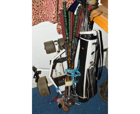 A QUANTITY OF VINTAGE GOLF EQUIPMENT to include a bag with clubs and a trolley