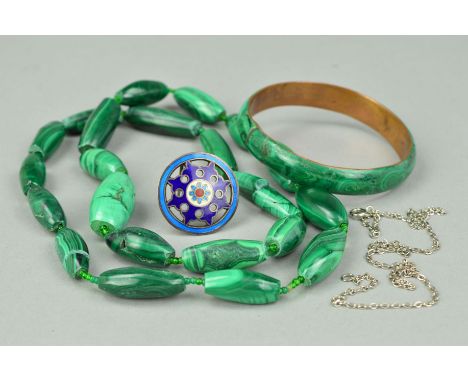 FOUR ITEMS OF JEWELLERY to include a malachite piece bangle, inner diameter 66mm, a long malachite necklace, length 660mm, a 