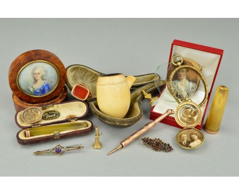 A SELECTION OF MAINLY LATE 19TH TO EARLY 20TH CENTURY JEWELLERY AND NOVELTIES to include a horn cheroot, a further cased cher