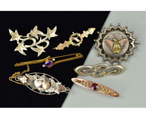 A COLLECTION OF EARLY 20TH CENTURY BROOCHES to include two gem set bar brooches, one amethyst and seed pearl and a garnet, bo