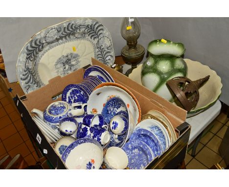 A BOX OF BLUE AND WHITE CHINA AND SUNDRY ITEMS to include a large platter, brass oil lamp, jug and bowl, etc