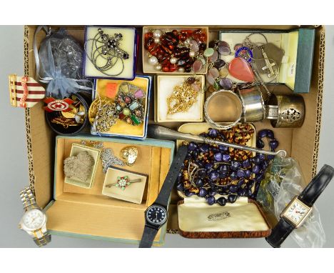 A SMALL BOX OF COSTUME JEWELLERY AND SILVERWARE to include four different silver napkin rings, all hallmarked, a button hook 