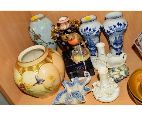 A GROUP OF CERAMICS, to include boxed Royal Crown Derby Robin (tail loose in box), a Royal Worcester Pot Pourri (missing cove