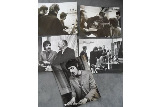 Lot 1033 - BEATLES - A LARGE 1967 LIFE FOLDER CONTA