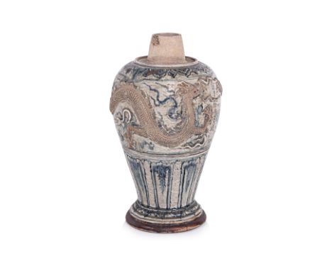 A LARGE VIETNAMESE BLUE AND WHITE CANDLEHOLDER
Bat Trang, 16th/17th century, stoneware decorated in underglaze blue and an ap