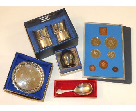 A small modern silver pin tray, 9cm diameter, Birmingham 1979, a silver trifid caddy spoon, Sheffield 1973, a small .800 silv