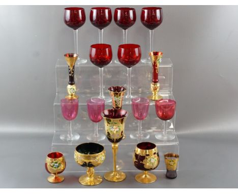 Six large ruby wine glasses, 18 cm together with four cranberry wine glasses, 12 cm and gilt etched glasses etc