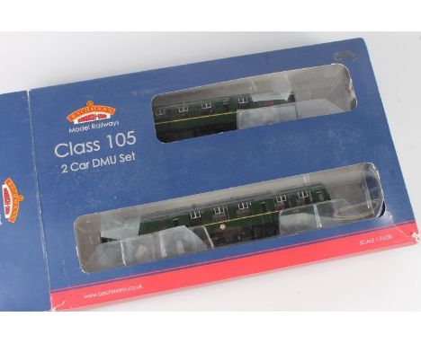Bachmann Branch-Line OO model railways (8 DCC) 31326 Class 105 two car DMU locomotive set BR green with speed whiskers, boxed