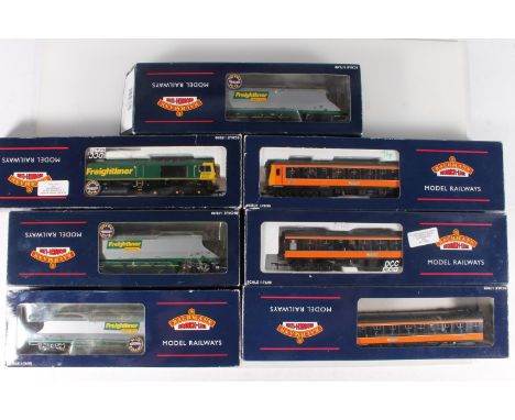 Bachmann OO gauge model railways to include 32975 Class 66/9 Diesel Freightliner locomotive 66952, 3x 38030 100 tonne HHA bog