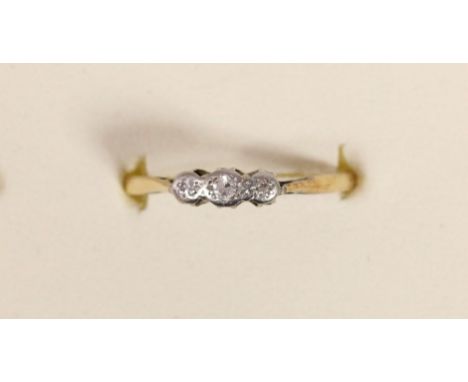 An 18ct gold three stone diamond ring, O, 1.4gm 