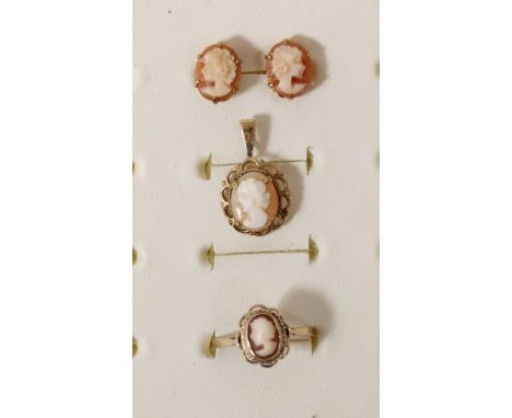 A 9ct gold cameo set ring, P, and a matching pendant and earstuds, 4.4gm 