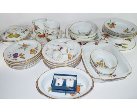 Extensive quantity of Royal Worcester dinner wares in the Evesham pattern comprising dinner plates, side plates, serving ture