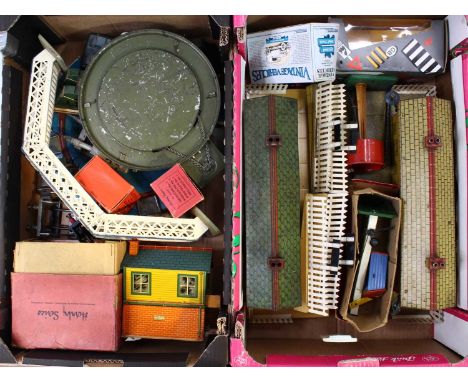 Two trays containing Hornby layout accessories: 1939-41 Station No.4E buff building, tinprinted buff speckled platform with '