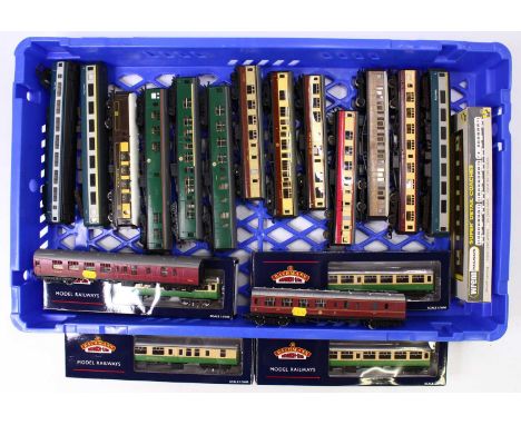 A large tray containing mixed 00 gauge coaches, including some Hornby Dublo, two and three rail coaches, mainly GWR, some loo