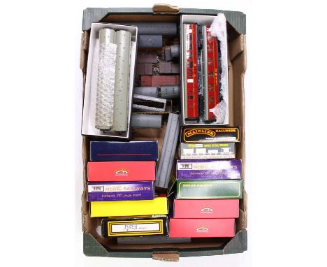 One tray of boxed and unboxed 00 gauge wagons and coaches, by various manufacturers, including four 2-rail Hornby Dublo maroo