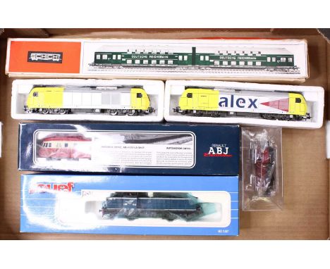 Five HO gauge locos and an articulated set of double-decker coaches, in green. Locos include a 0-4-0 DB BR 333 class, in maro