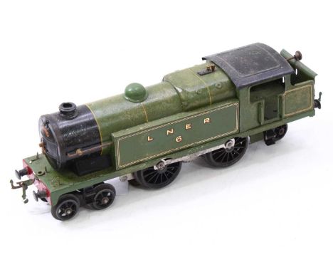 1929-32 Hornby 4-4-2, 6v Special tank loco 4-4-2 LNER green No.6. mild dent to R/h tank. Overall paintwork has deteriorated w