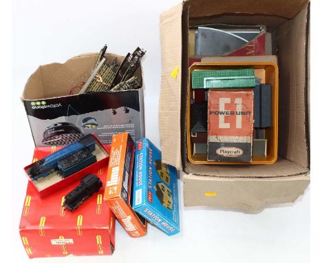 A collection of various Hornby Dublo, 00 gauge and other accessories including a Hornby Dublo 3 rail Sir Nigel Gresley, EDL1 