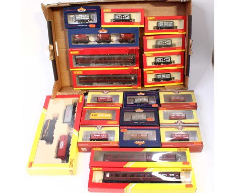 One tray contains 00 gauge wagons by various manufacturers, such as Hornby, Bachmann, Oxford Rail, and others. The wagons inc