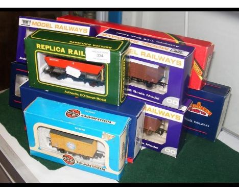 Selection of boxed Bachmann and other rolling stock 