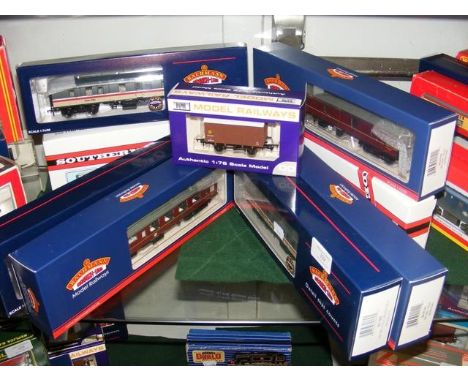 Selection of boxed Bachmann carriages, etc. 