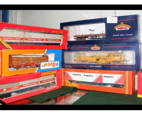 Selection of Bachmann and Hornby rolling stock - boxed 