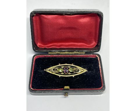 A TESTED TO 9 CARAT GOLD (NO WARRANTY GIVEN) VINTAGE BROOCH WITH COLOURED STONES GROSS WEIGHT 2.96 GRAMS IN A PRESENTATION BO