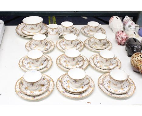 A VINTAGE CHINA TEASET TO INCLUDE A SUGAR BOWL, CREAM JUG, CUPS, SAUCERS AND SIDE PLATES 