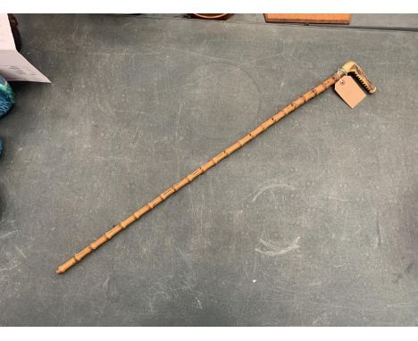 A VINTAGE BAMBOO WALKING STICK WITH A HORN HANDLE 