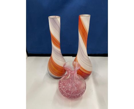 THREE GLASSWARE ITEMS TO INCLUDE TWO SWIRL BUD VASES AND A CAITHNESS CRYSTAL VASE 