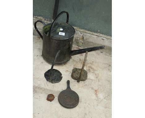 AN ASSORTMENT OF VINTAGE METAL ITEMS TO INCLUDE COAT HOOKS AND A WATERING CAN ETC 