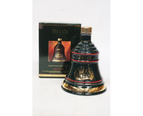 A SEALED BELL'S FINEST OLD SCOTCH WHISKY IN A CHRISTMAS 1992 PORCELAIN DECANTER FINISHED IN 22 CARAT GOLD - 70 CL 