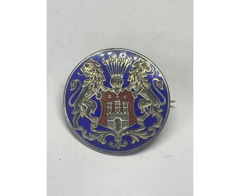 A VINTAGE SILVER AND ENAMEL COAT OF ARMS BROOCH 