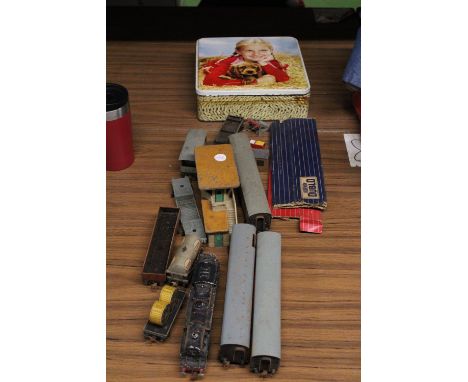 A COLLECTION OF VINTAGE HORNBY ITEMS TO INCLUDE A STEAM TRAIN, CARRIAGES, ROLLING STOCK, ETC 