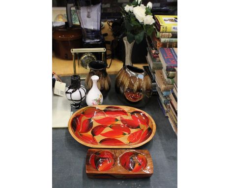A MIXED LOT TO INCLUDE TWO POOLE POTTERY VASES, PAINTED WOODEN BOWLS, AN ART GLASS BOTTLE, A BRASS MANTLE CLOCK, VASES, ETC 