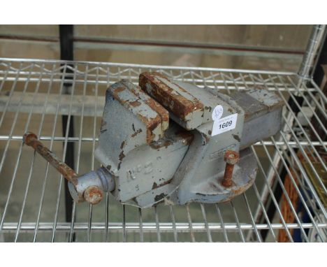 A VINTAGE CAST IRON RECORD NO.2 BENCH VICE 